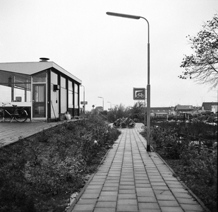 169264 Gezicht op de toegang naar de rijwielstalling bij het N.S.-station Sappemeer Oost te Hoogezand-Sappemeer.